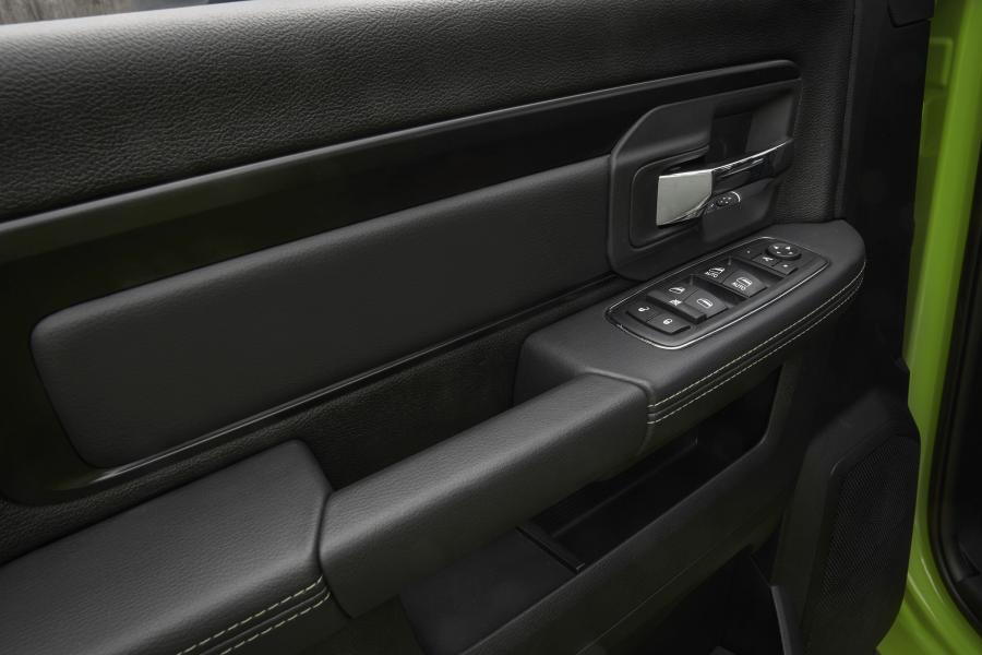 Детали интерьера Dodge Ram 1500 Sublime Sport Crew Cab 2017 года  (фото 7 из 12)